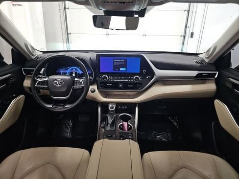 Used 2023 Toyota Highlander Platinum AWD/4WD image 32