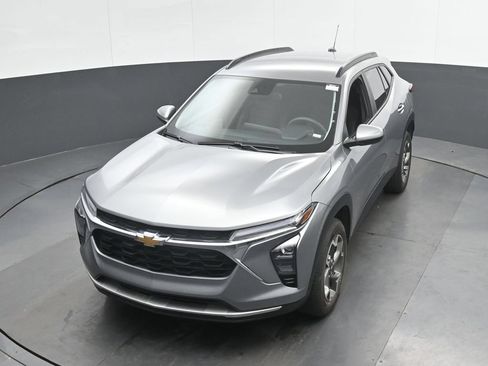 Used 2025 Chevrolet Trax LT FWD image 33