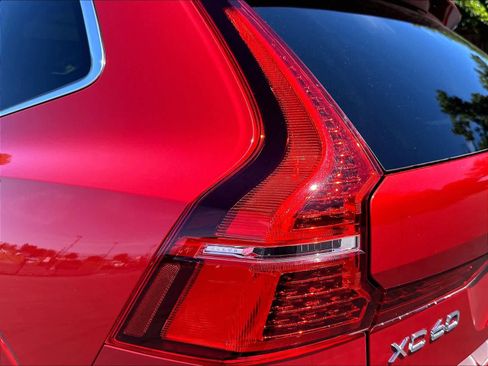 Used 2019 Volvo XC60 T5 Momentum w/ Multimedia Package AWD/4WD image 32