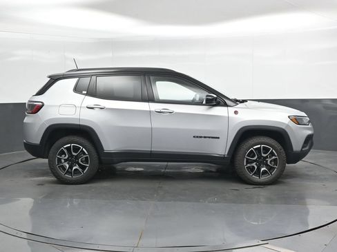 Used 2025 Jeep Compass Trailhawk w/ Trailer Tow Group AWD/4WD image 4