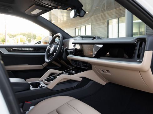 Certified 2025 Porsche Cayenne Coupe image 38