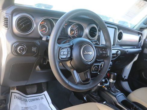 Used 2023 Jeep Gladiator Sport image 16