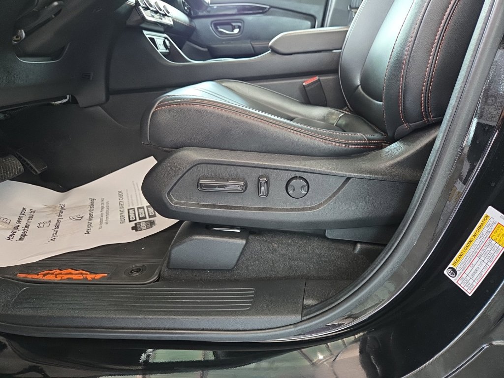 Used 2025 Honda Pilot TrailSport image 11