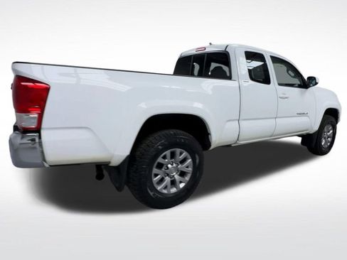 Used 2017 Toyota Tacoma SR5 w/ Tow Package AWD/4WD image 8