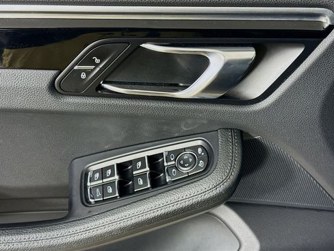 Certified 2018 Porsche Macan image 9