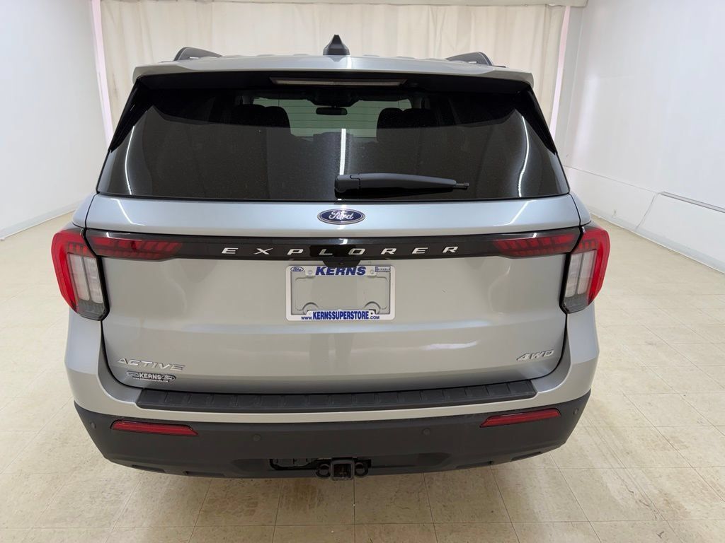 Used 2025 Ford Explorer Active AWD/4WD image 4
