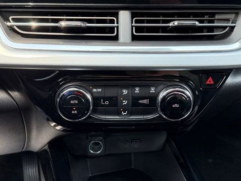 Used 2025 Chevrolet Trax LT image 21