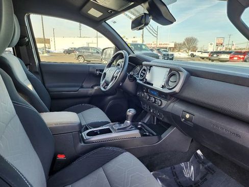 Used 2022 Toyota Tacoma TRD Sport w/ Technology Package image 11