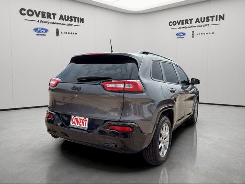 Used 2018 Jeep Cherokee Latitude FWD image 32