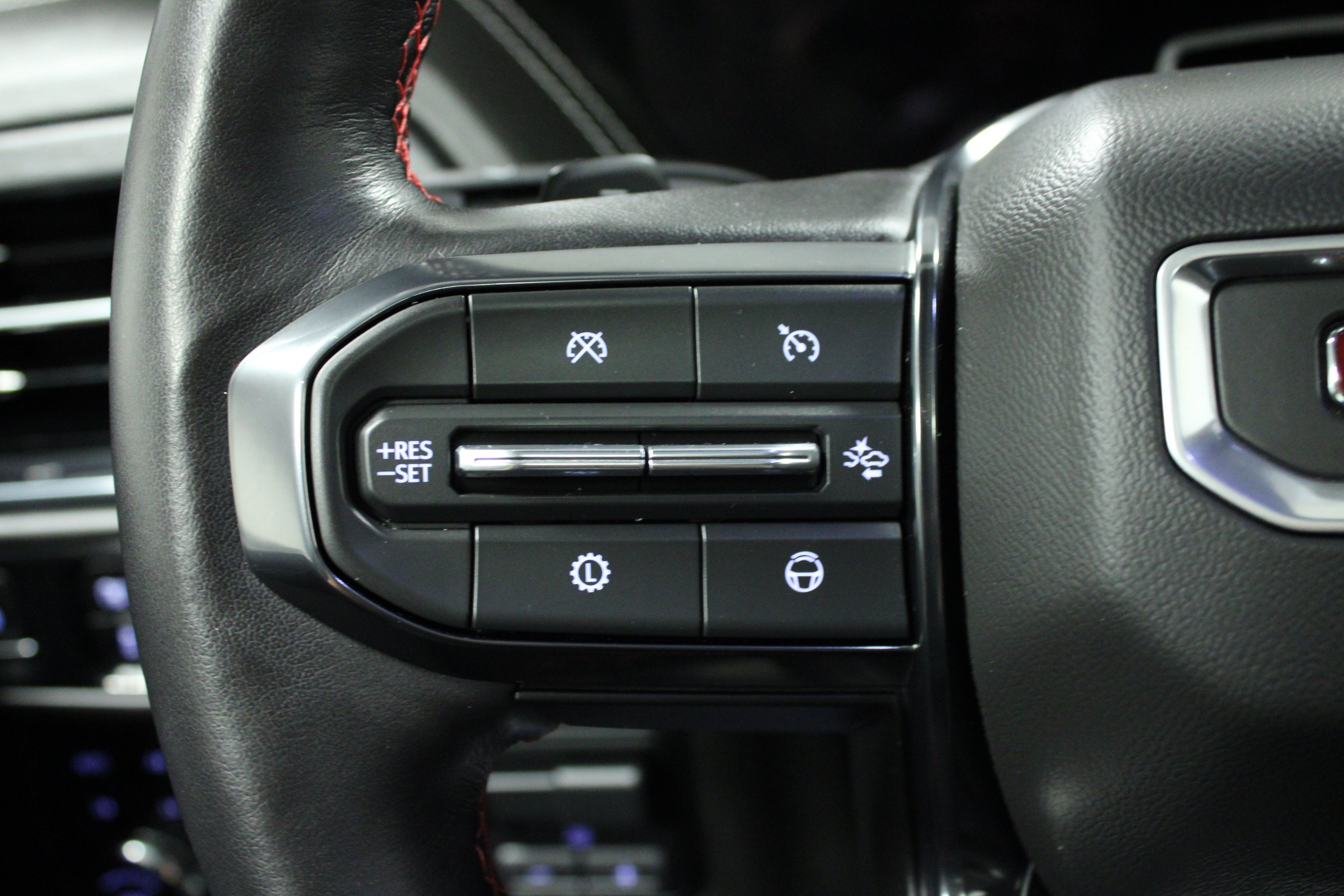 Used 2025 GMC Yukon AT4 Ultimate w/ LPO, Floor Liner Package AWD/4WD image 22