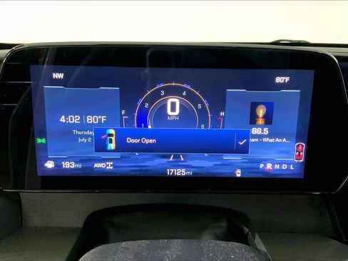 Used 2025 Chevrolet Traverse LT AWD/4WD image 20