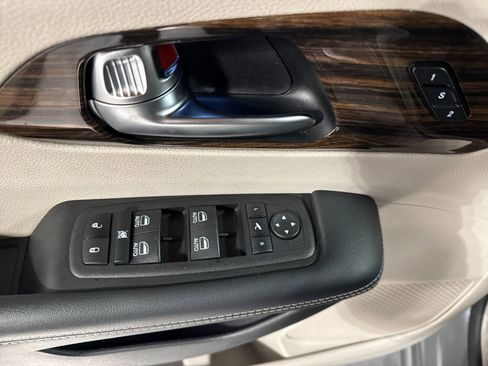 Used 2023 Chrysler Pacifica Limited FWD image 36
