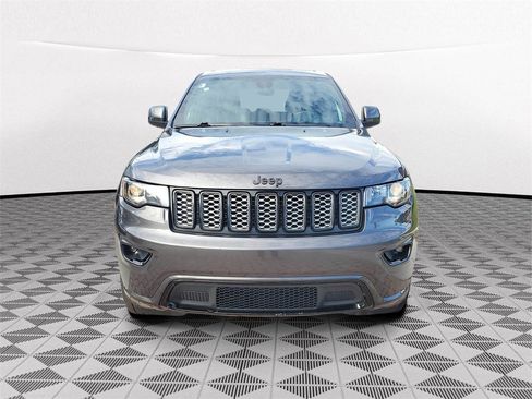 Used 2017 Jeep Grand Cherokee Altitude image 2