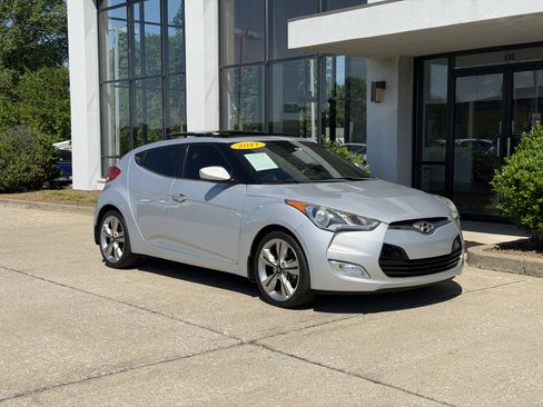 Used 2017 Hyundai Veloster Value Edition FWD image 2