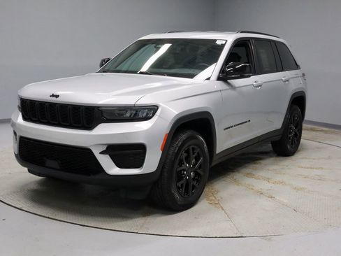 Used 2024 Jeep Grand Cherokee Altitude image 8