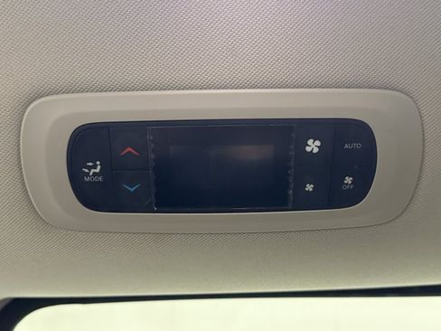 Used 2024 Chrysler Pacifica Limited FWD image 19
