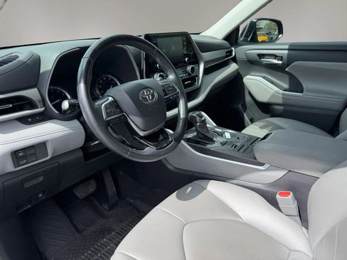 Used 2021 Toyota Highlander XLE AWD/4WD image 16