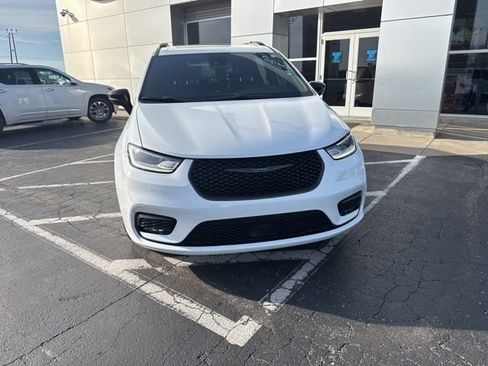 Used 2025 Chrysler Pacifica Limited FWD image 8