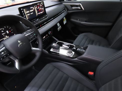 New 2025 Mitsubishi Outlander SE image 21