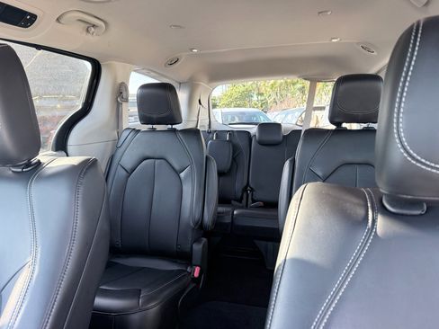 Used 2024 Chrysler Pacifica Touring-L image 5