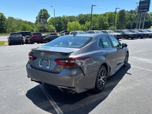 Used 2021 Toyota Camry SE w/ Convenience Package FWD image 3