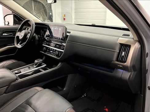 Used 2024 Nissan Pathfinder Platinum AWD/4WD image 19