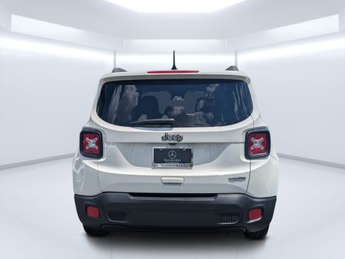 Used 2018 Jeep Renegade Latitude FWD image 4