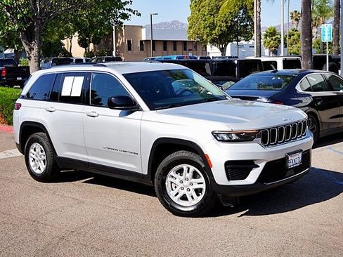 Used 2023 Jeep Grand Cherokee Laredo RWD image 3