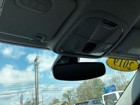 Used 2019 Jeep Cherokee Limited image 11