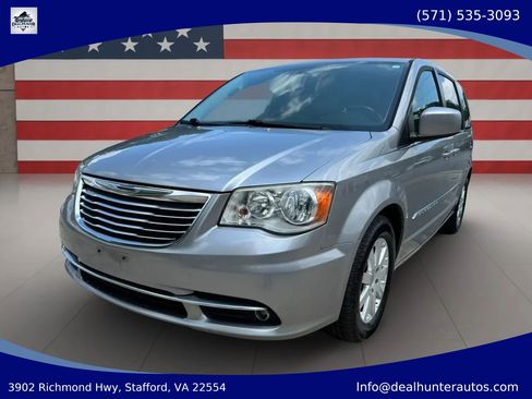 Used 2016 Chrysler Town & Country Touring FWD image 1