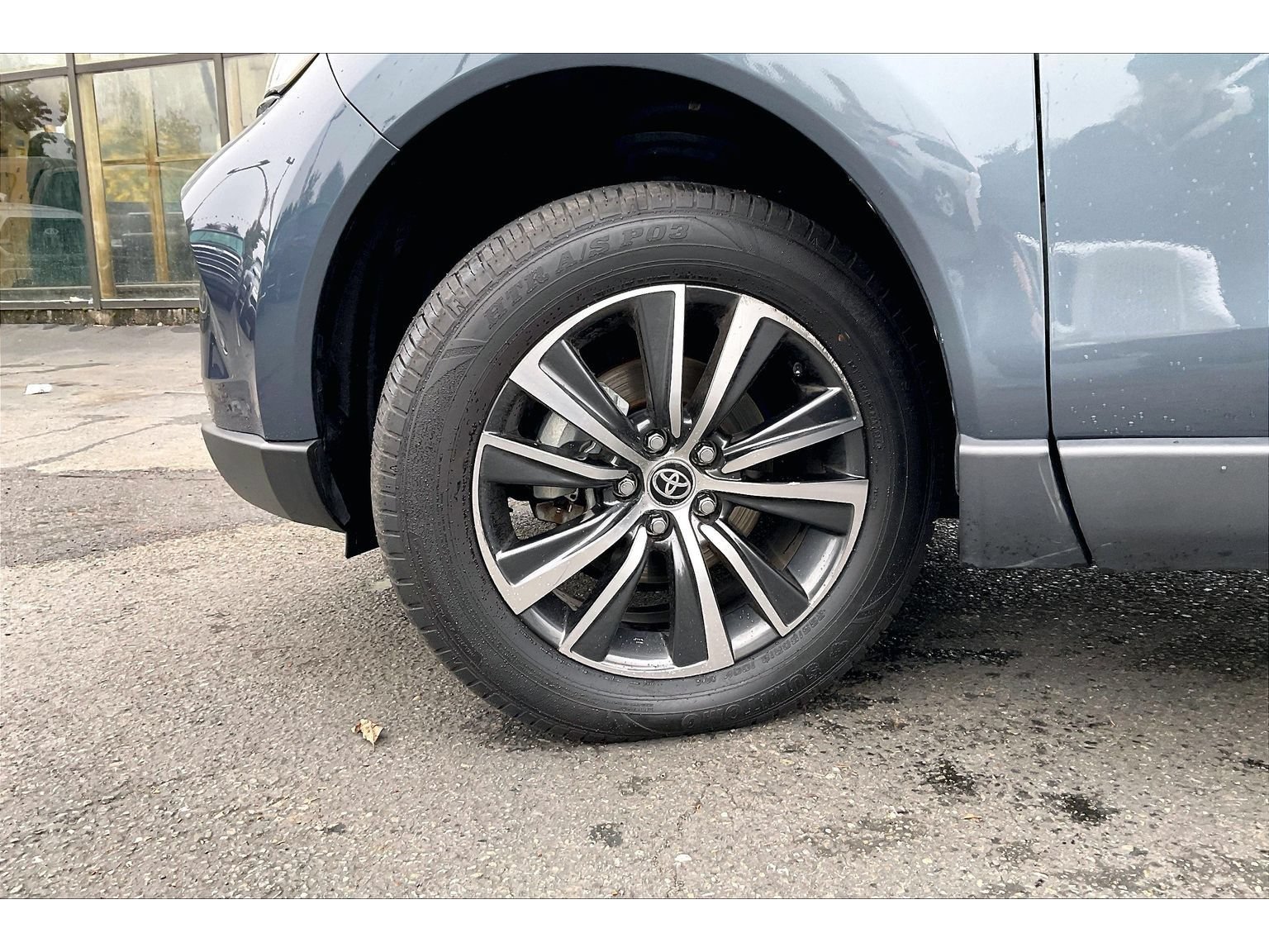 Used 2024 Toyota Venza LE AWD/4WD image 4