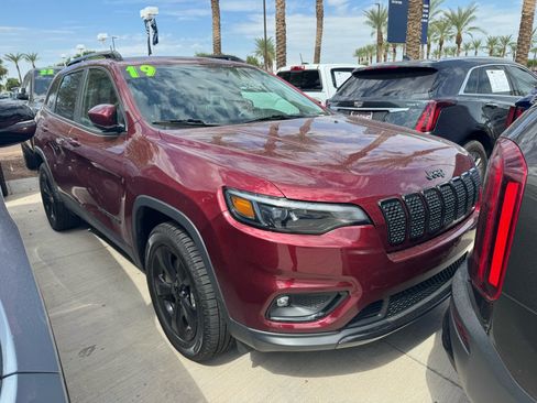 Used 2019 Jeep Cherokee Latitude Plus AWD/4WD image 5