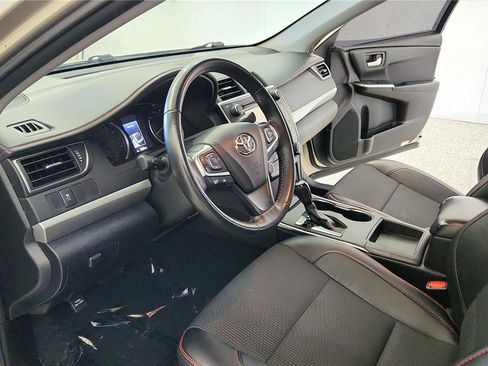 Used 2016 Toyota Camry SE w/ Moonroof Package FWD image 22