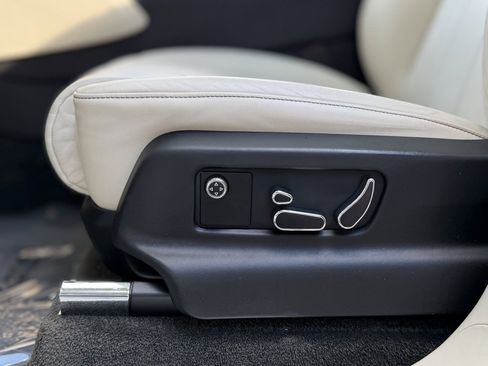 Used 2019 Bentley Bentayga image 27