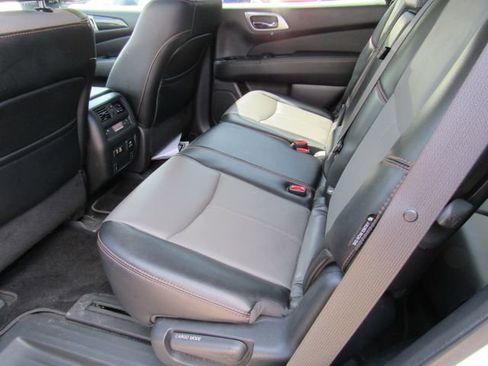 Used 2020 Nissan Pathfinder SL FWD image 18