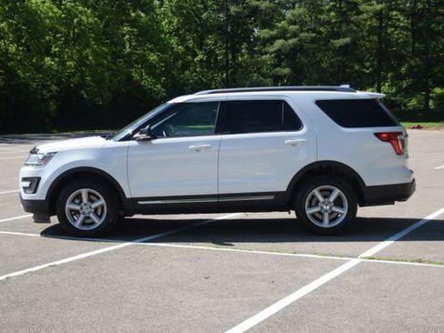 Used 2017 Ford Explorer XLT w/ Equipment Group 202A AWD/4WD image 24
