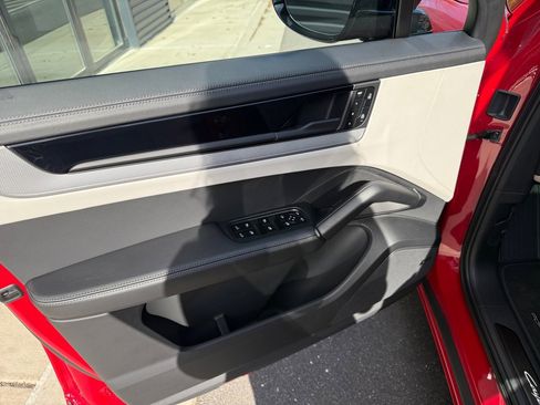 Certified 2025 Porsche Cayenne Coupe image 21