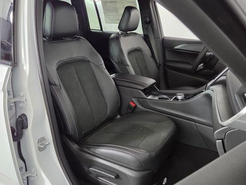 New 2025 Jeep Grand Cherokee Altitude image 35