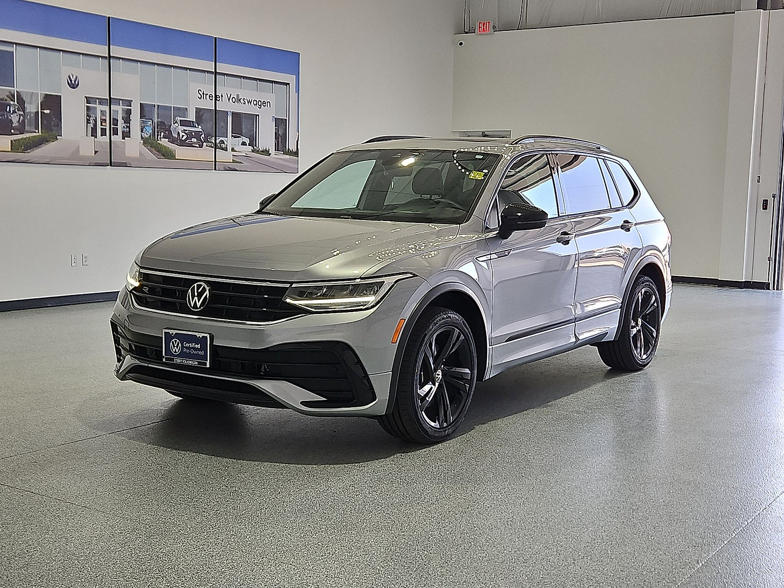 Used 2023 Volkswagen Tiguan SE R-Line FWD image 4