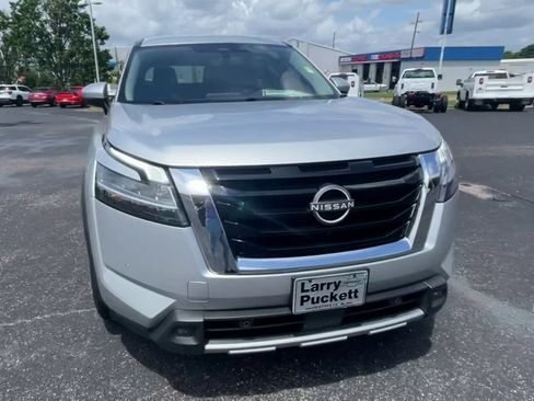 Used 2023 Nissan Pathfinder SL FWD image 3