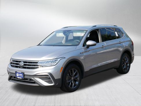 Certified 2024 Volkswagen Tiguan SE w/ Panoramic Sunroof Package AWD/4WD image 3