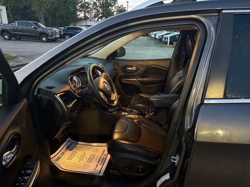 Used 2020 Jeep Cherokee Latitude Plus image 2