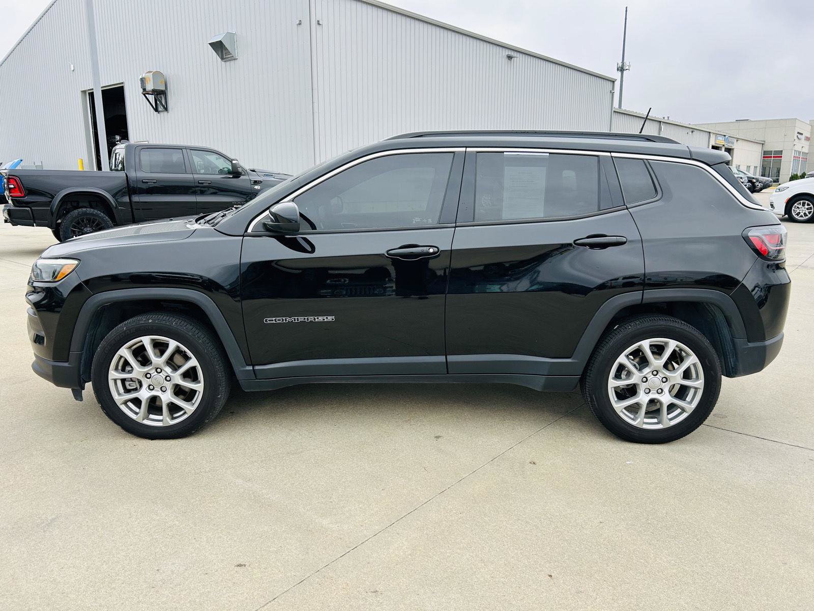 Used 2023 Jeep Compass Latitude w/ Sun and Sound Group AWD/4WD image 33