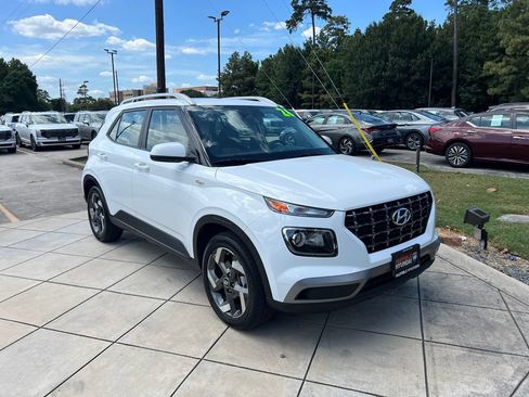 Certified 2026 Hyundai Venue SEL FWD image 3