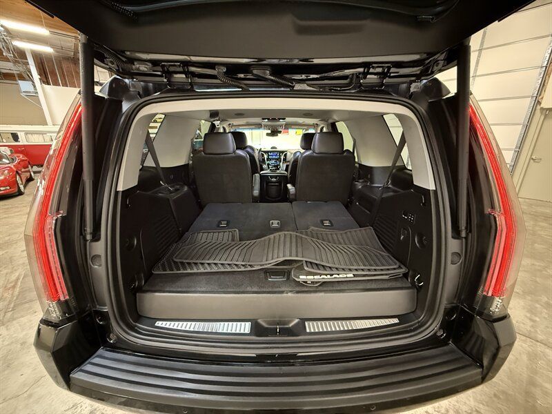 Used 2018 Cadillac Escalade Luxury AWD/4WD image 35