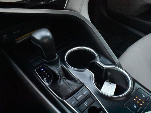 Used 2018 Toyota Camry XSE image 23