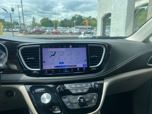 Used 2022 Chrysler Pacifica Limited FWD image 17
