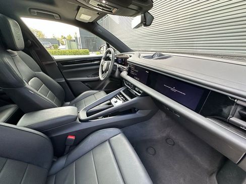 Certified 2025 Porsche Macan 4 Electric AWD/4WD image 39