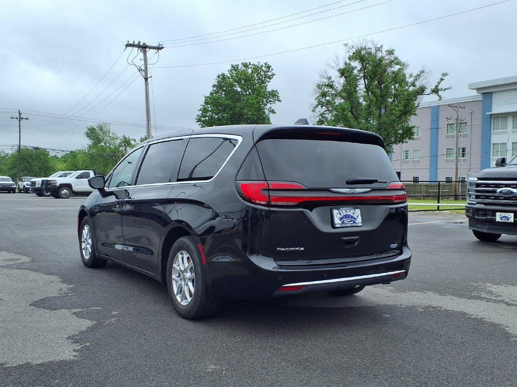 Used 2025 Chrysler Pacifica Select FWD image 2