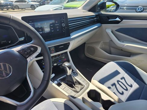 Used 2025 Volkswagen Jetta SE FWD image 9
